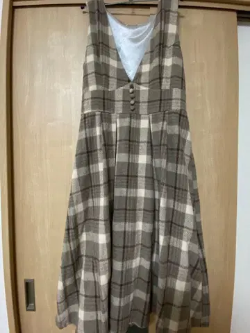 액시즈 체크 무늬 V넥 원피스