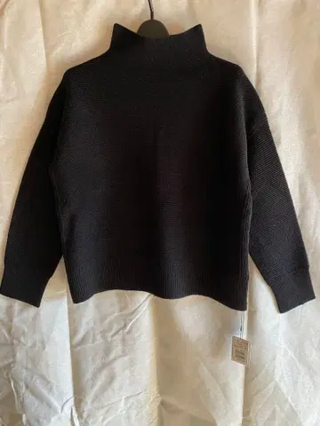 MEDOC 블랙 터틀넥 니트