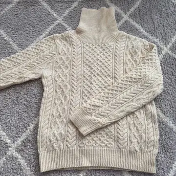 케이블 니트 터틀넥 스웨터