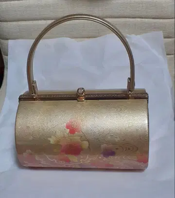 일본 의류용 백 골드 컬러 꽃무늬