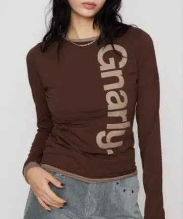 laguagem BICOLOR PRINT CUT 상의 브라운