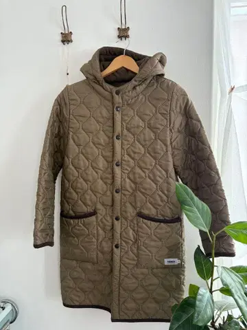 ARMEN 퀼팅 코트 후드 부착