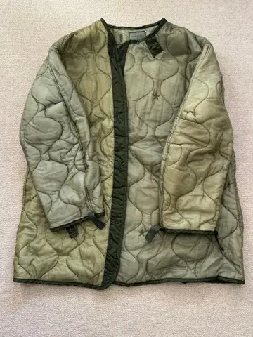 올리브 그린 퀼팅 자켓 PR 로고