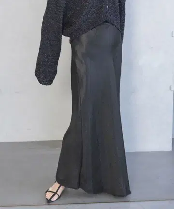 미사용 새상품 A part by 브라이트 내로우 스커트 블랙 S