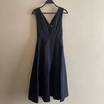 CHINORD 다크 블루 V넥 점퍼 스커트 데님 원단 원피스