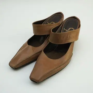 INDIUIDUAL 23.0 가죽 벨트 펌프스 힐 브라운/LD22