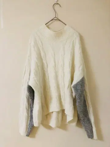 DONA MARIE 케이블 짜임 하이넥 스웨터 38