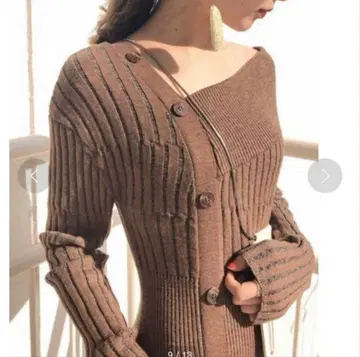 비대칭 버튼 니트 원피스