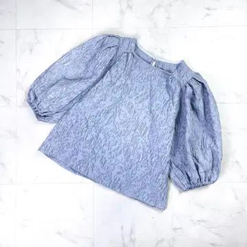 새상품급 COEL 퍼프 자카드 블라우스 라이트 블루 사이즈 F*LD460