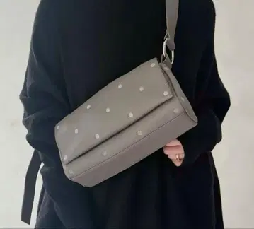 새상품 미개봉 BEARDSLEY풍 토프 도치기 가죽 바디백