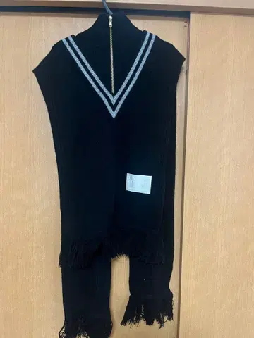 TAUPE 블랙 V넥 니트 스웨터