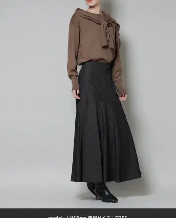 절개 밑단 플레어 스커트