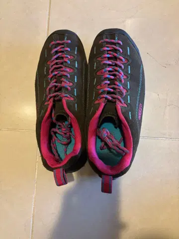 KEEN 트레킹 슈즈 블랙/핑크 재스퍼