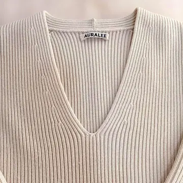 AURALEE 아이보리 V넥 스웨터 사이즈 1