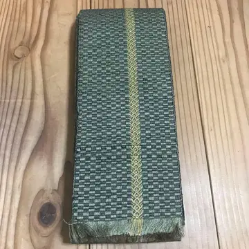 남성용 오비 그레이와 금색 스트라이프 체크 무늬