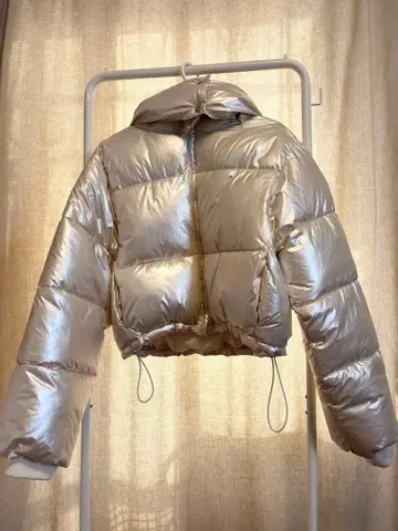 크림색 후드 부착 크롭 다운 자켓