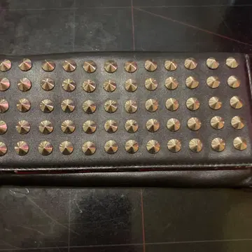 스터드 장식 블랙 장지갑