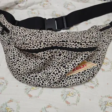 KELTY 달마시안 패턴 바디백