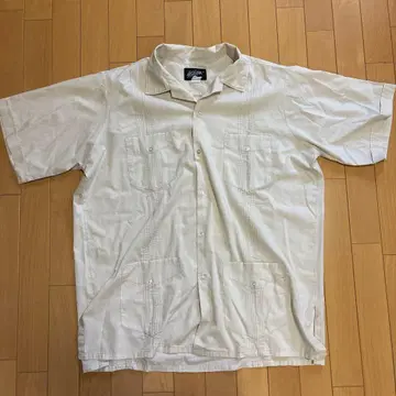 크림색 반팔 셔츠 포켓 부착