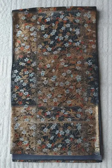 아름다운 꽃무늬의 블랙 후쿠로 오비