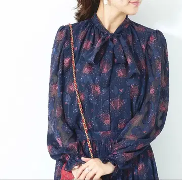 오블리 네이비 쉬폰 블라우스