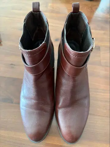 DIANA 브라운 가죽 앵클부츠