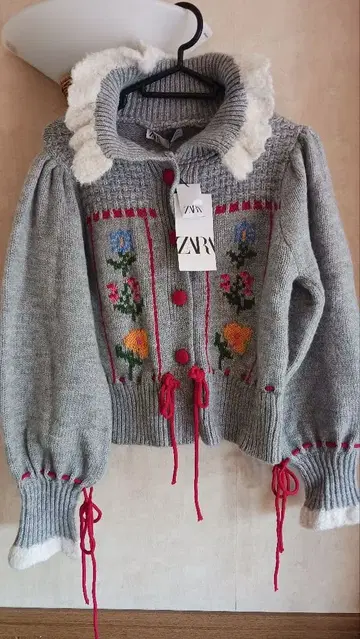 ZARA 꽃무늬 자수 가디건 그레이