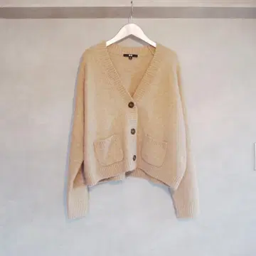 유니클로 V넥 가디건 울 혼방으로 따뜻합니다
