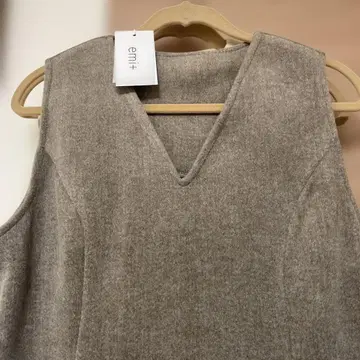 em+ 슬리브리스 니트 원피스 브라운