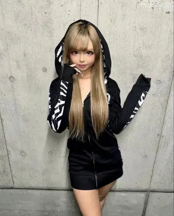 BLACK Queen 후드 부착 미니 원피스