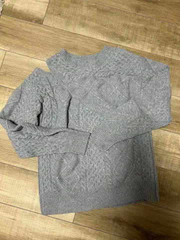 리틀스지 littlesuzie 어깨 트임 그레이 니트 스웨터