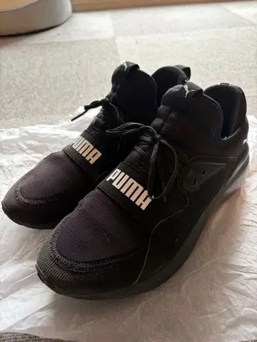 초특가 PUMA 블랙 스니커즈