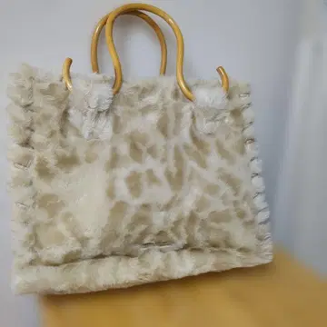 Samantha Thavasa 베이지 퍼 핸드백