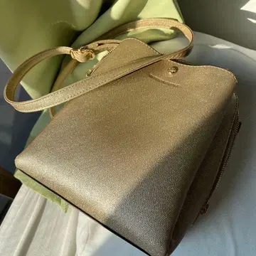 골드 숄더백