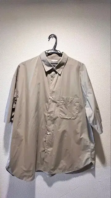 베이지 반팔 셔츠 포켓 부착