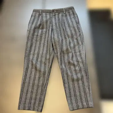 스트라이프 슬랙스 백 포켓 부착