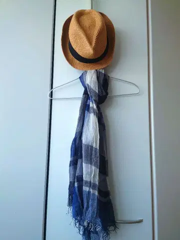 파랑과 화이트 체크 무늬 스카프와 여름 햇