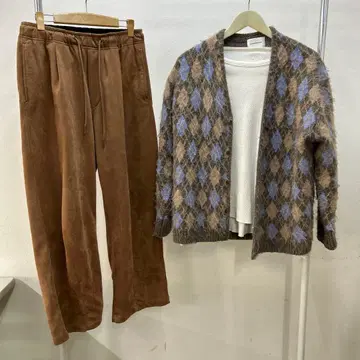 가디건과 팬츠와 티셔츠의 3세트