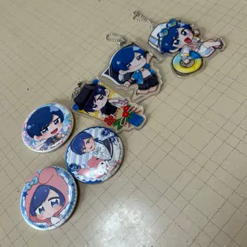 이레이스 이프 아크릴 키링과 캔뱃지