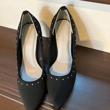 스터드 장식 블랙 스틸레토 하이힐 22.5