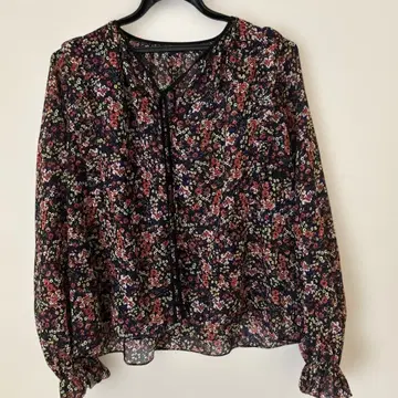 드레스트리아 꽃무늬 긴팔 블라우스 네이비