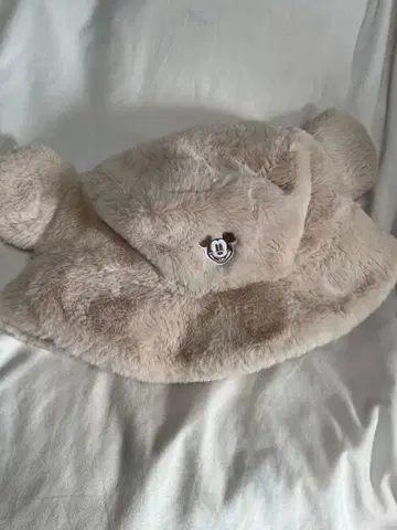 미키 귀 달린 베이지 퍼 모자