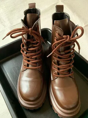 브라운 레이스업 미드컷 부츠