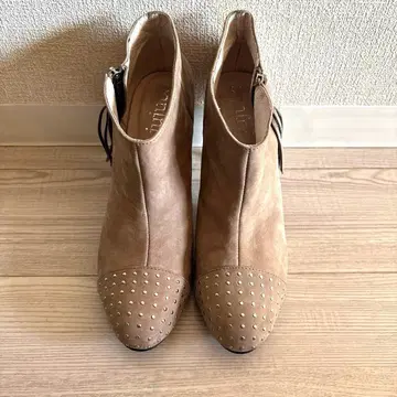 jujube 베이지 스터드 앵클부츠