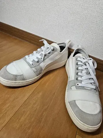 화이트/그레이 스웨이드 스니커즈