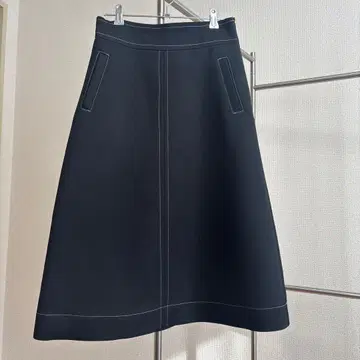 새상품급 나라 까미체 블랙 플레어 스커트 화이트 스티치 M