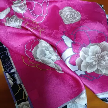 레오나르 핑크 바탕 꽃무늬 실크 혼방 손수건 새상품 택 포함