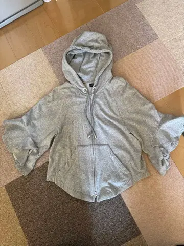 GRACE CONTINENTAL 후드 부착 프릴 그레이 후드티