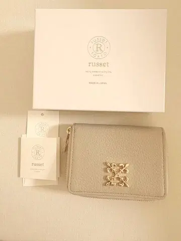 [russet] 모노그램 플레이트 가죽 3단 폴더형 지갑 그레이