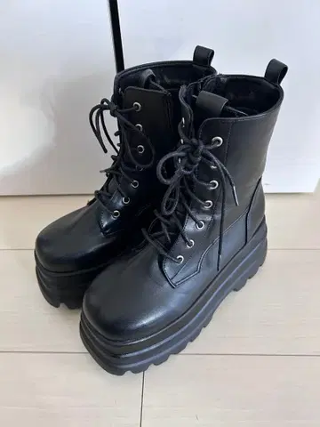 WEGO 볼륨 레이스업 통굽 부츠